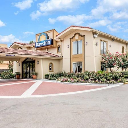 Days Inn By Wyndham Houston Bagian luar foto