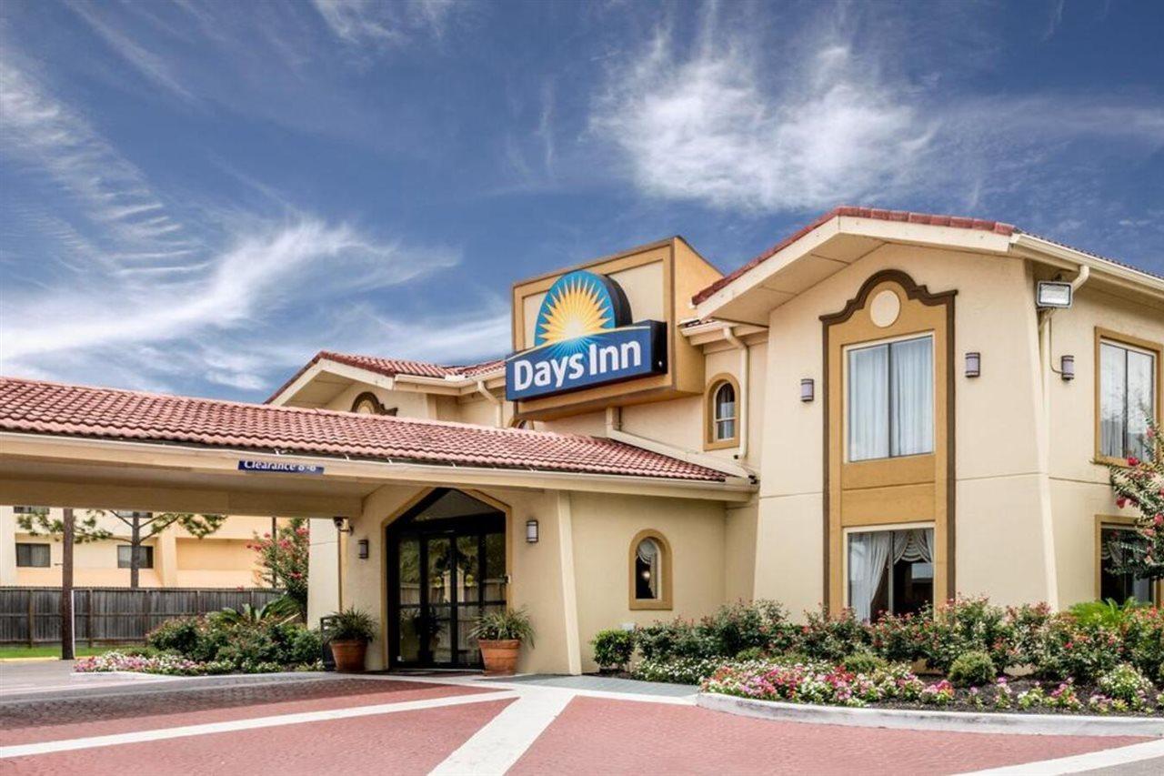 Days Inn By Wyndham Houston Bagian luar foto