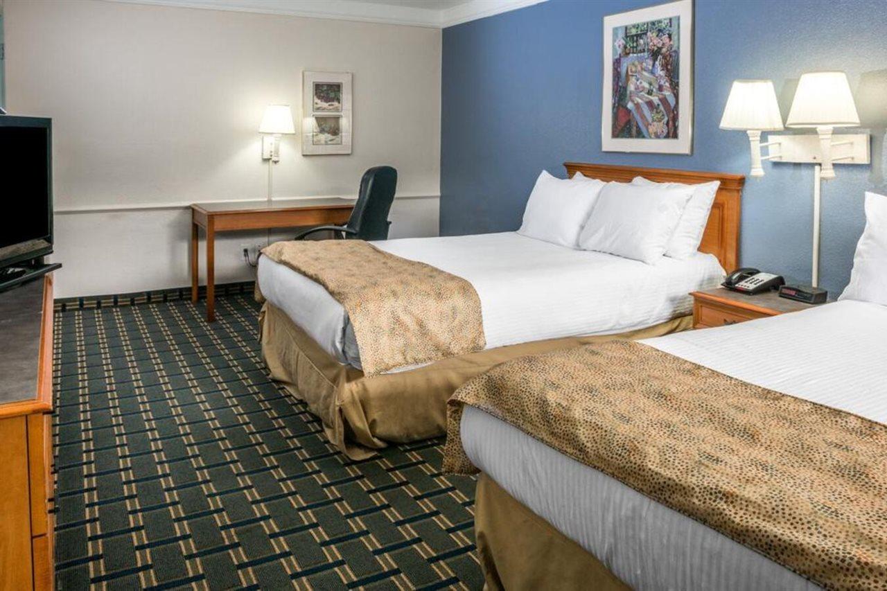 Days Inn By Wyndham Houston Bagian luar foto
