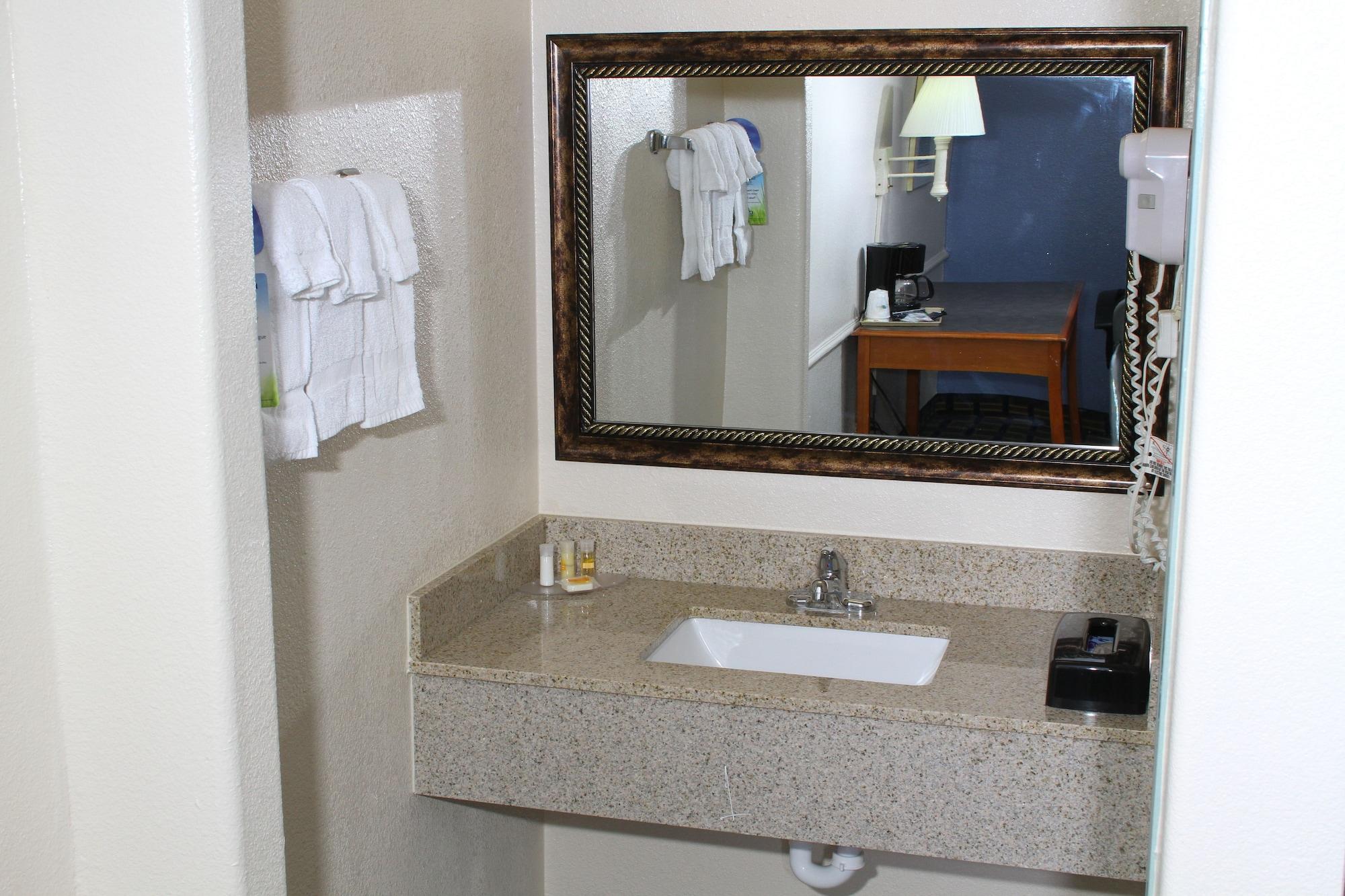 Days Inn By Wyndham Houston Bagian luar foto