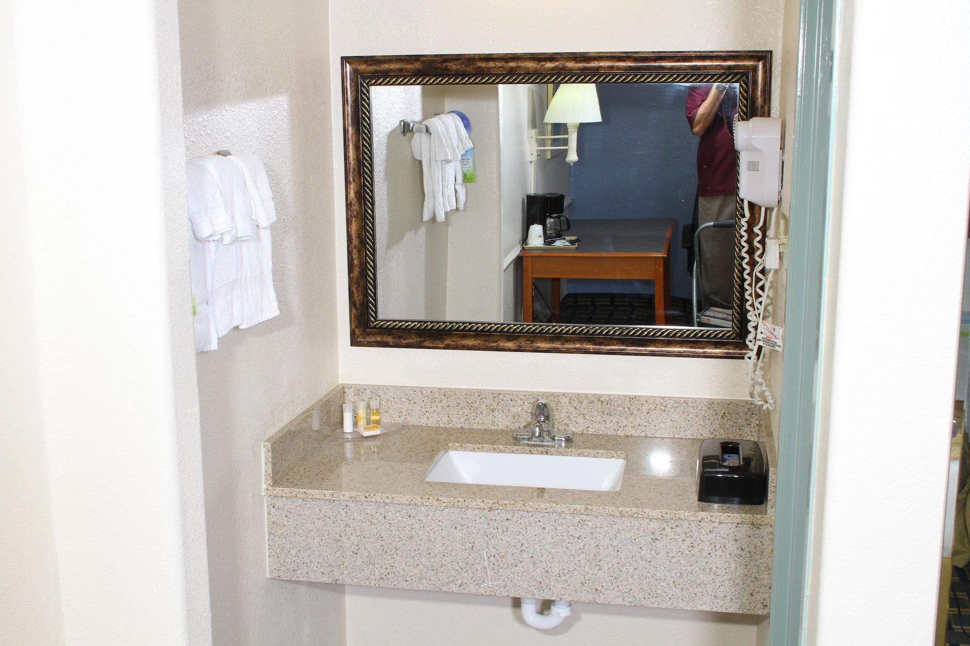 Days Inn By Wyndham Houston Bagian luar foto