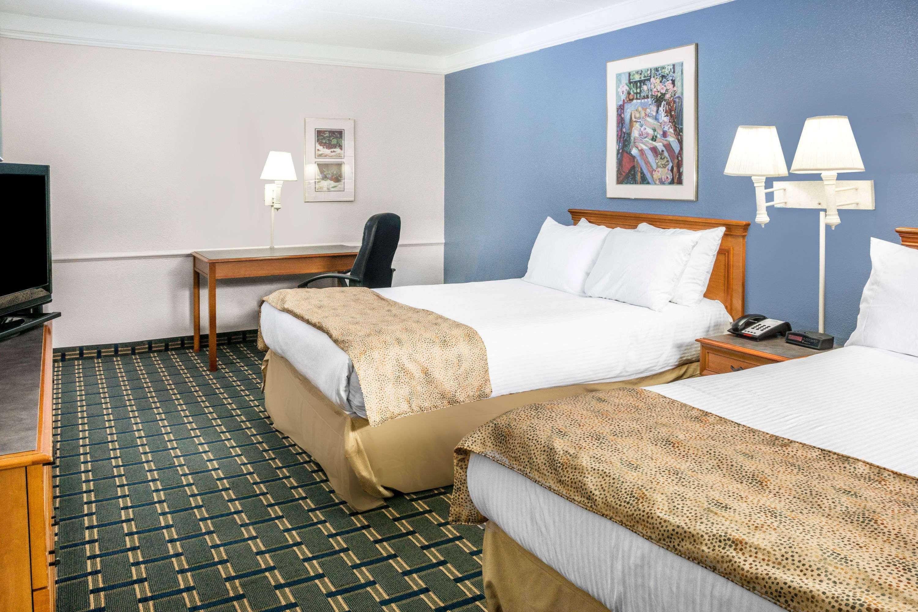 Days Inn By Wyndham Houston Bagian luar foto
