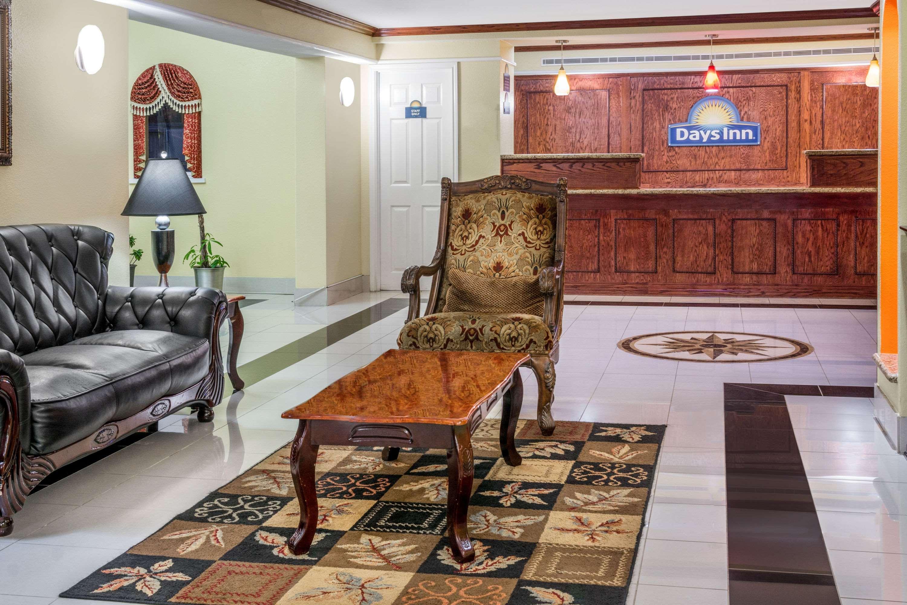 Days Inn By Wyndham Houston Bagian luar foto