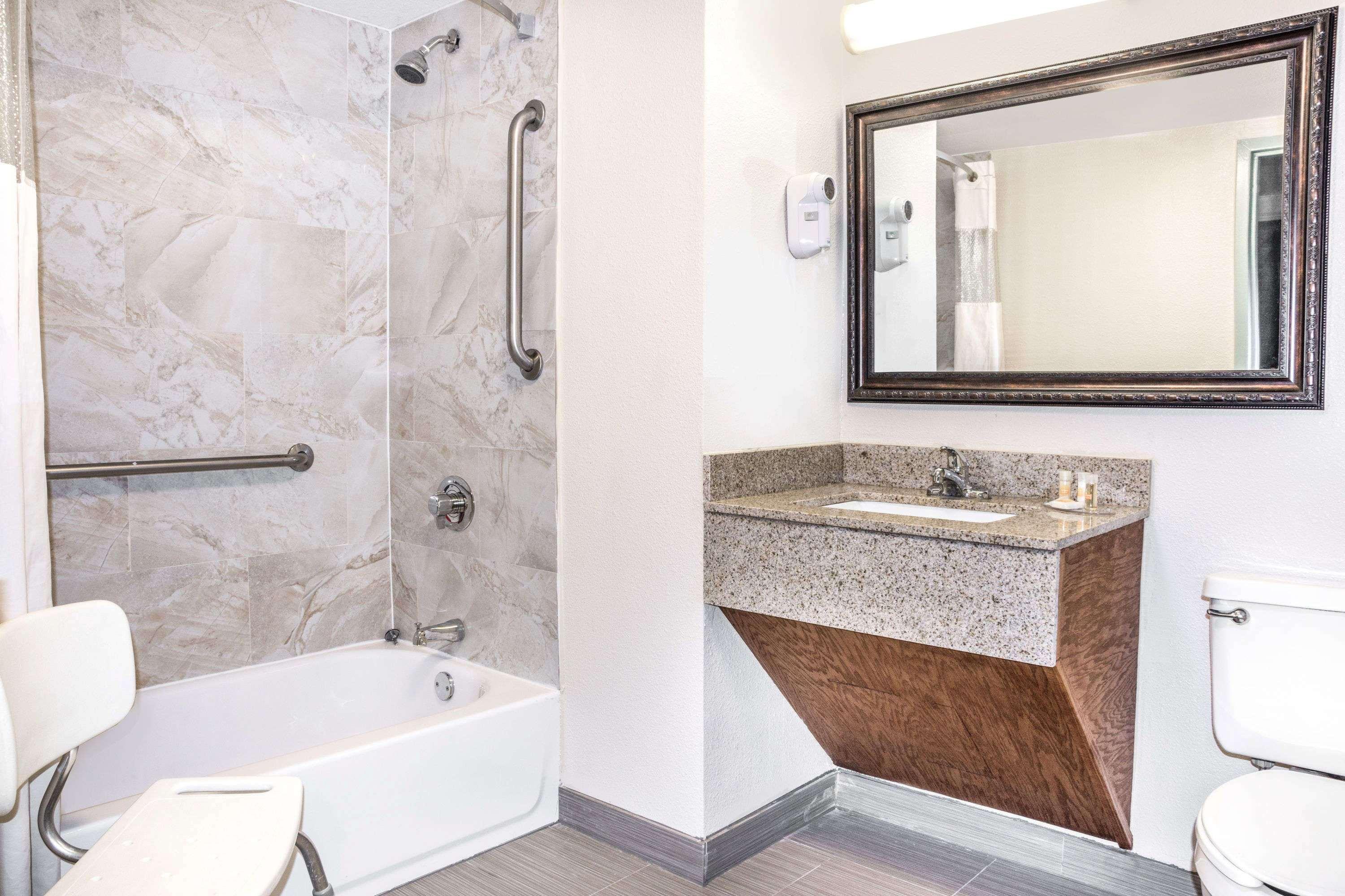 Days Inn By Wyndham Houston Bagian luar foto