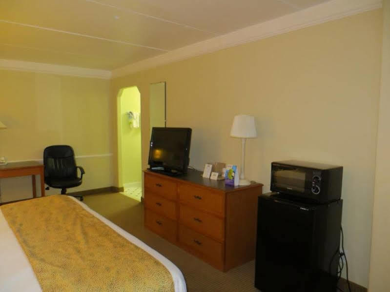 Days Inn By Wyndham Houston Bagian luar foto