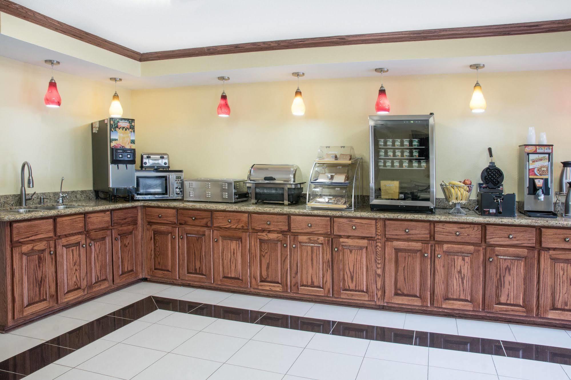 Days Inn By Wyndham Houston Bagian luar foto