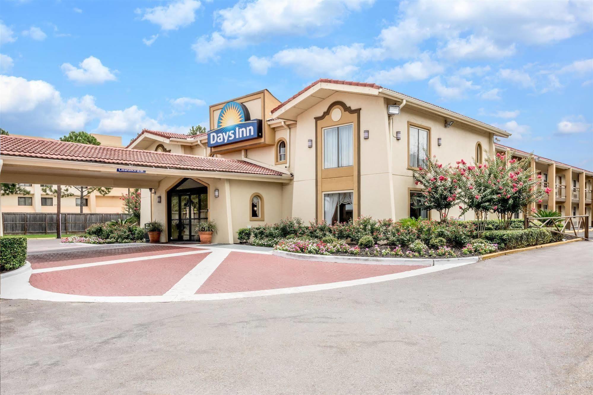 Days Inn By Wyndham Houston Bagian luar foto