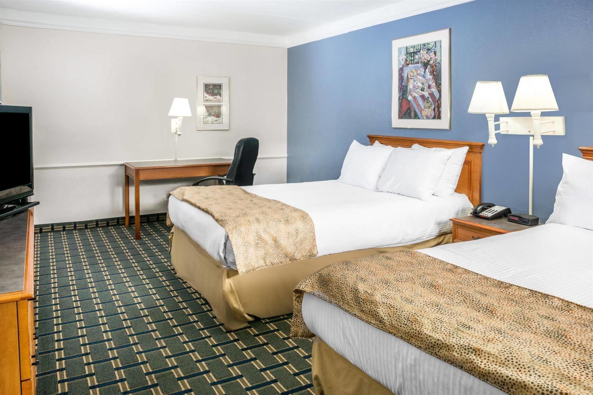 Days Inn By Wyndham Houston Bagian luar foto